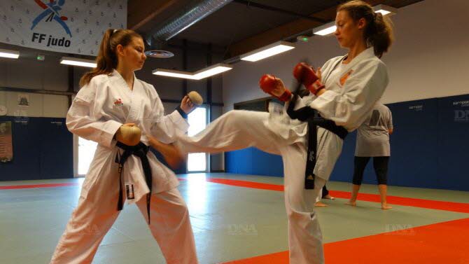 Elisa, 16 ans, et Julie, 19 ans, en plein entraînement, dans le cadre des activités proposées par l’association Budokan 67. PHOTO DNA